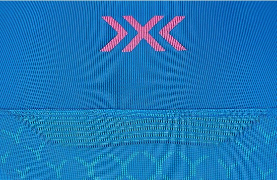 Close-up van blauwe hardloopshort met roze X-logo en mesh textuur.