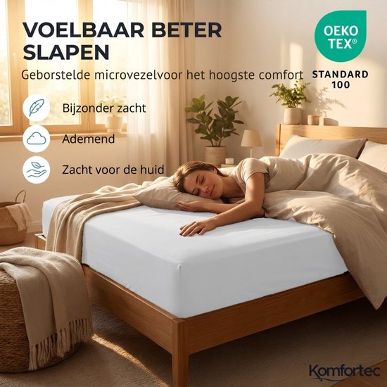 Een vrouw slaapt op een wit bed met eenKomfortec hoeslaken, bijzonder zacht, ademend en zacht voor de huid.