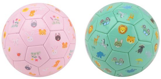 Roze voetbal met dierenprints zoals konijnen, katten en bloemen. Mintgroene voetbal met dierenprints zoals leeuwen, zebra's en olifanten.