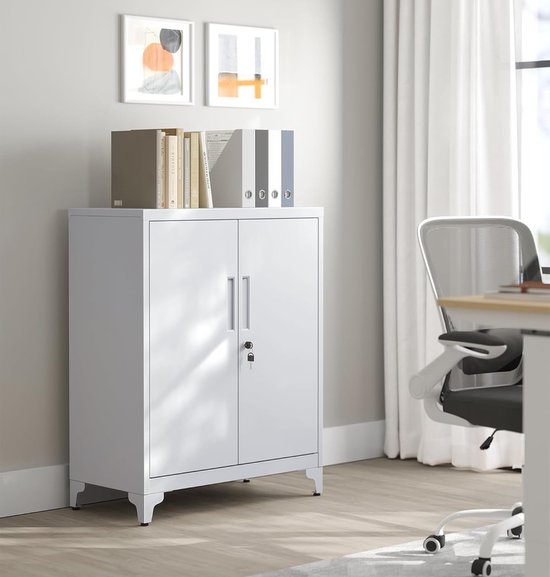 Witte metalen archiefkast in een kantooromgeving, met boeken en decoratie op de bovenkant. Op een houten vloer.