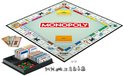 Monopoly klassiek bordspel uitgestald, met spelbord, kaarten, geld, pionnen en dobbelstenen.