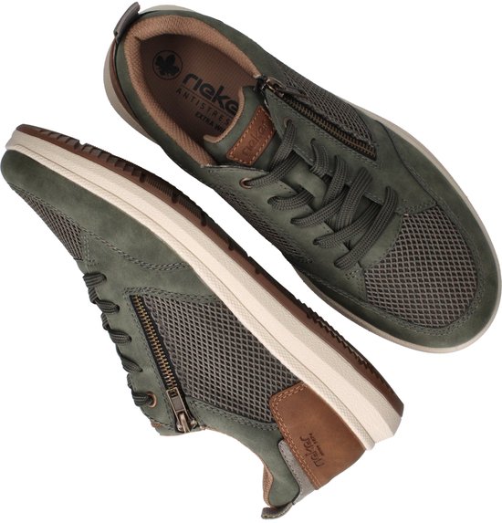 Twee groene sneakers met rits, mesh en bruine details, met inlegzolen.
