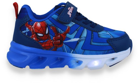 Blauwe Spiderman sneaker voor kinderen, met lichtjes, klittenband en Spiderman-opdruk aan de zijkant.