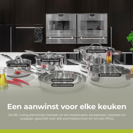 Een keuken met diverse zilverkleurige roestvrijstalen pannen en kookgerei op het aanrecht.