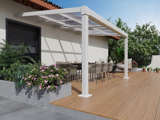 Witte aluminium pergola over een buitentafel en stoelen op een houten terras.