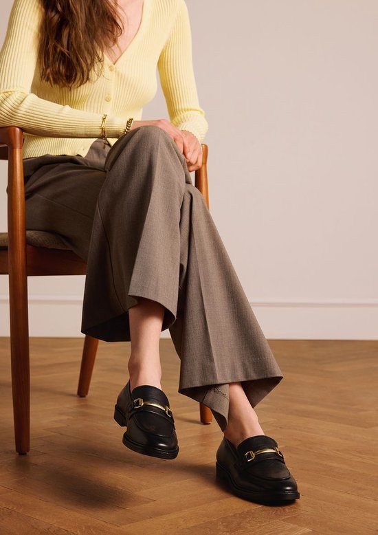 Manfield - Femme - Mocassins en cuir noir avec détail doré - Taille 37