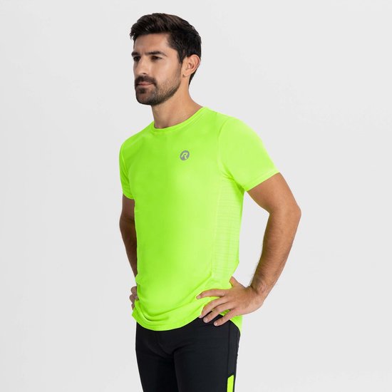 Man met korte broek en neon-geel sportshirt met korte mouwen, logo op borst.
