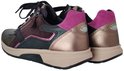 Achterkant van zwarte Gabor sneakers met suède, metallic roze en goudkleurige accenten.
