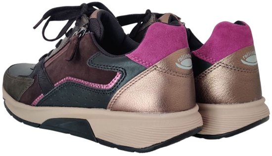 Achterkant van zwarte Gabor sneakers met suède, metallic roze en goudkleurige accenten.