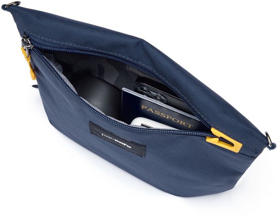 Donkerblauwe open tas met paspoort, telefoon en portemonnee erin.