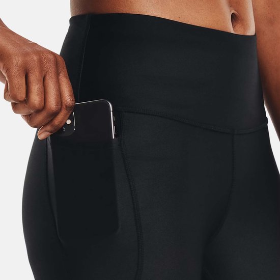 Close-up van de zak van een zwarte capri sportbroek waarin een smartphone past.