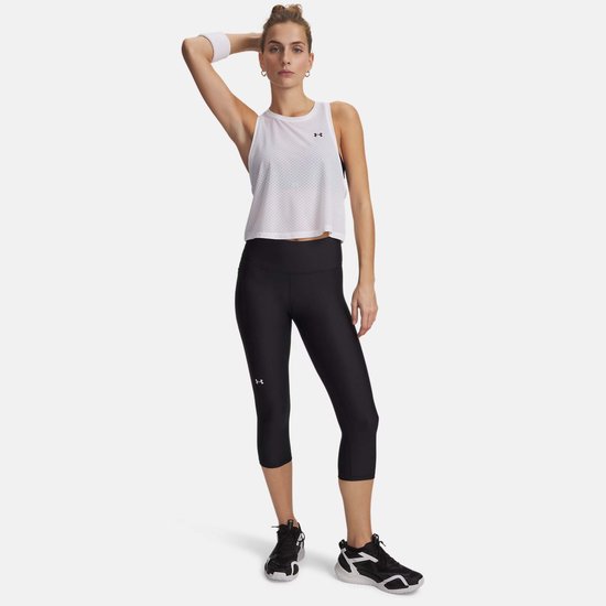 Zwarte Under Armour capri sportbroek met Under Armour logo op linkerbeen, gedragen door een vrouw in wit sporttopje.