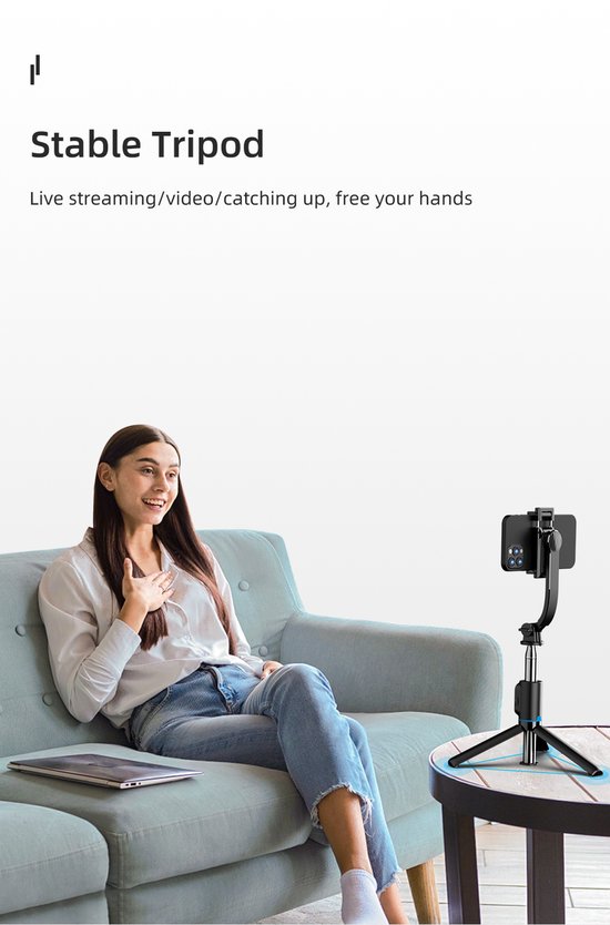 Een vrouw zit op een bank en streamt live, met een telefoon op een stabiele selfie-stick-statief op een salontafel.