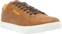 Bruine sneaker van Jack & Jones met witte zool en donkerbruine veters. Goudkleurig logo op de zijkant.