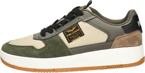 Legergroene sneaker met beige en bruine details, zwarte veters en een wit met bruine zool.