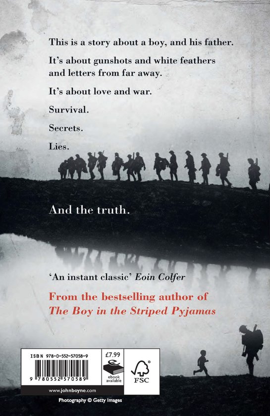 Achterkant van een boek met de tekst "This is a story about a boy, and his father" en een silhouet van soldaten.