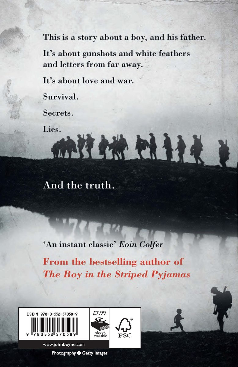 Achterkant van een boek met de tekst "This is a story about a boy, and his father" en een silhouet van soldaten.
