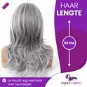 Achterkant van een pruik van lang, grijs gelaagd haar, 50 cm lang. De tekst "Haarlengte" staat ernaast.