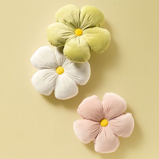 Drie bloemvormige kussens in lichtgroen, wit en lichtroze, elk met een geel hart, op een gele achtergrond.