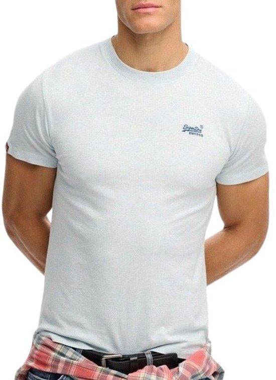 Homme portant un t-shirt Superdry bleu clair avec une chemise à carreaux à la taille.