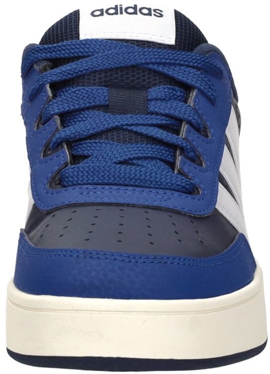 Blauwe Adidas sneaker met witte strepen en veters.