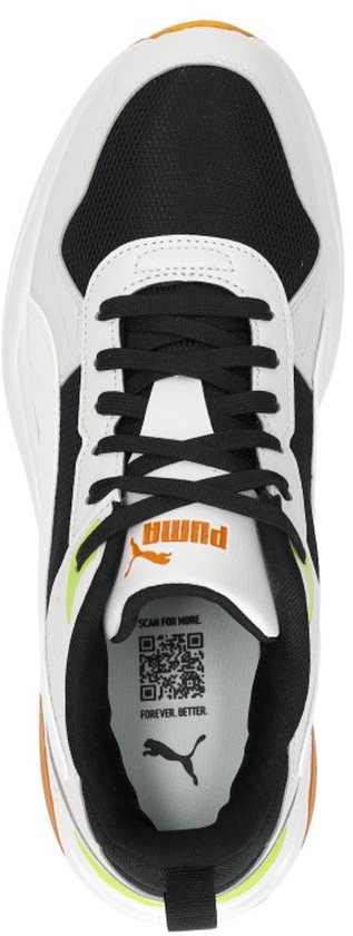 Bovenaanzicht van een witte sneaker met zwarte mesh, veters, oranje en groene details.