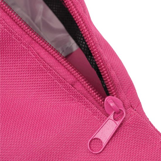 Detailopname van de ritssluiting van een fuchsia heuptas.