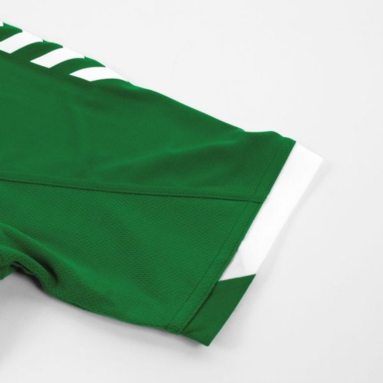 Detail van de mouw van een groen Hummel sportshirt met witte boord en witte strepen.