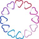 Twaalf hartvormige karabijnhaken in paars, rood, roze en blauw gerangschikt in een cirkel.