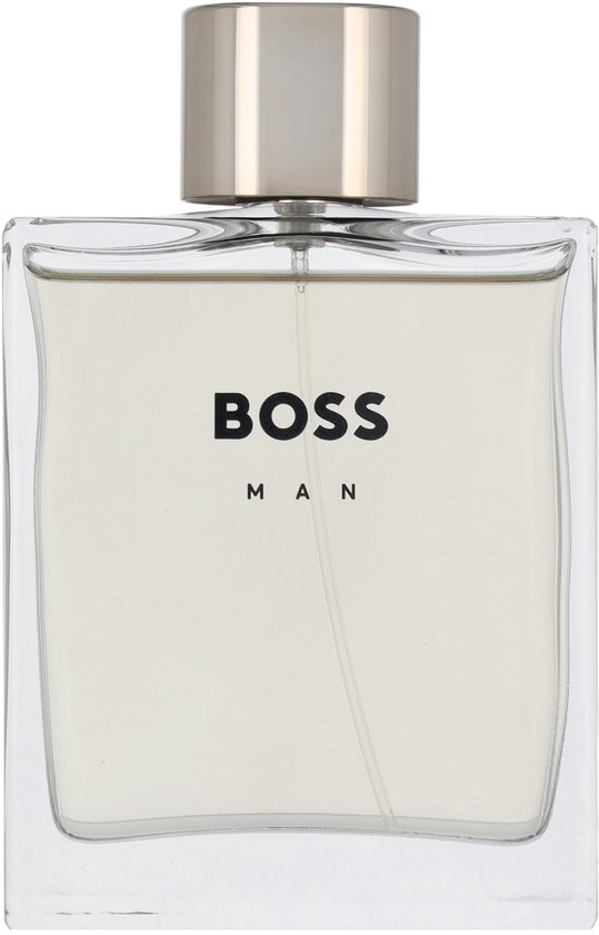 Een helder glazen parfumflesje met een zilveren dop. Het flesje bevat een waterige vloeistof en de tekst "BOSS HUGO BOSS MAN" op de voorkant.