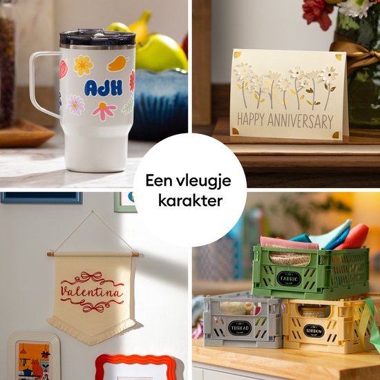 Collage met vier afbeeldingen: mok met stickers, ansichtkaart, wandkleed en bakjes.