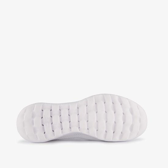 Onderkant van een witte Skechers sneaker met een flexibel zoolontwerp.