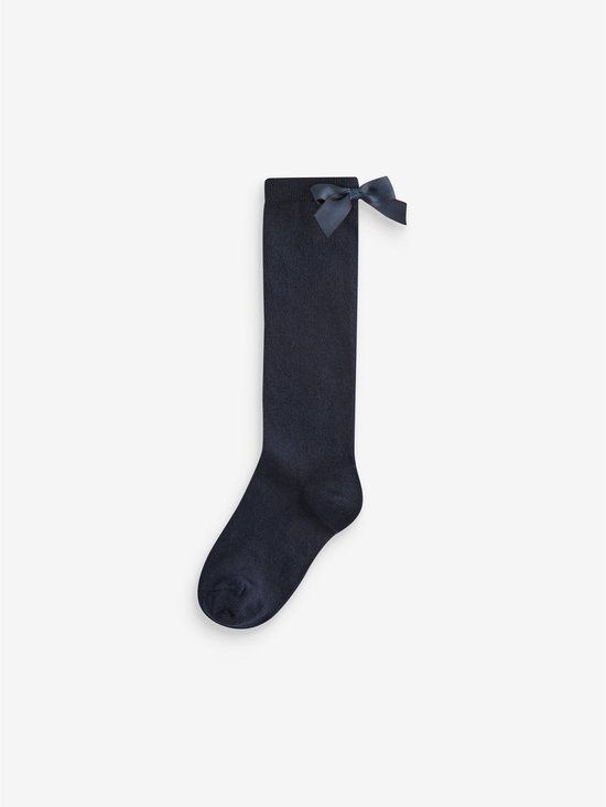 Een enkele donkerblauwe kniekous met een strik aan de bovenkant.