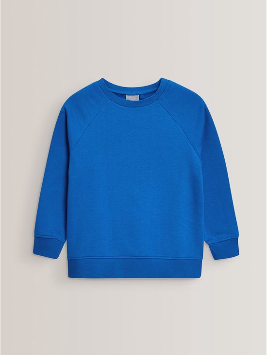 Blauwe trui met ronde hals en raglanmouwen.