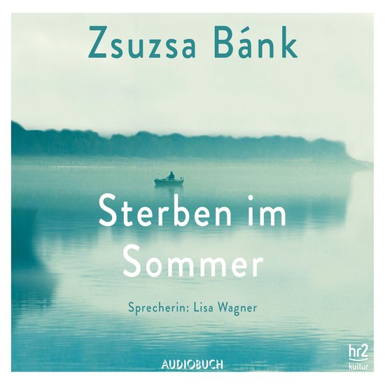 Zsuzsa Bánk 'Sterben im Sommer'. Een boot met persoon op een rustig meer, met op de achtergrond een vage kustlijn. Spreker: Lisa Wagner. Audioboek.
