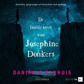 Boekomslag met de titel 'De laatste uren van Josephine Donkers' en twee silhouetten op kliffen onder een sterrenhemel.