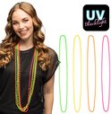 Vrouw met golvend haar, draagt een zwarte mesh top met vier neon-kleurige kettingen.
