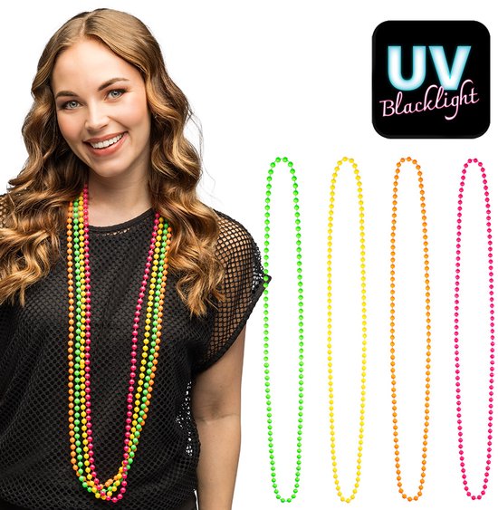 Vrouw met golvend haar, draagt een zwarte mesh top met vier neon-kleurige kettingen.