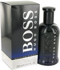 Hugo Boss Bottled Night eau de toilette 200ml fles en doos. De doos is zwart met een blauwe gradiënt.