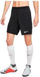 Homme portant un short de sport Nike noir avec un logo Nike blanc sur la jambe gauche, des chaussettes blanches et des chaussures de football.