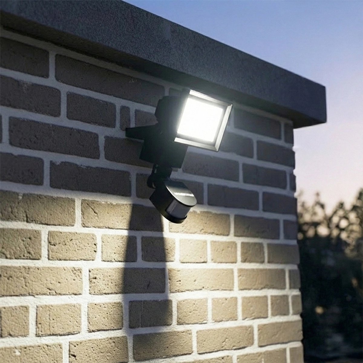 Solar buitenlamp met sensor - Floodlight/breedstraler 'James I' - Schijnwerper met bewegingssensor - Tuinverlichting met sensor - Los zonnepaneel - Tuinverlichting op zonne-energie - Zwart