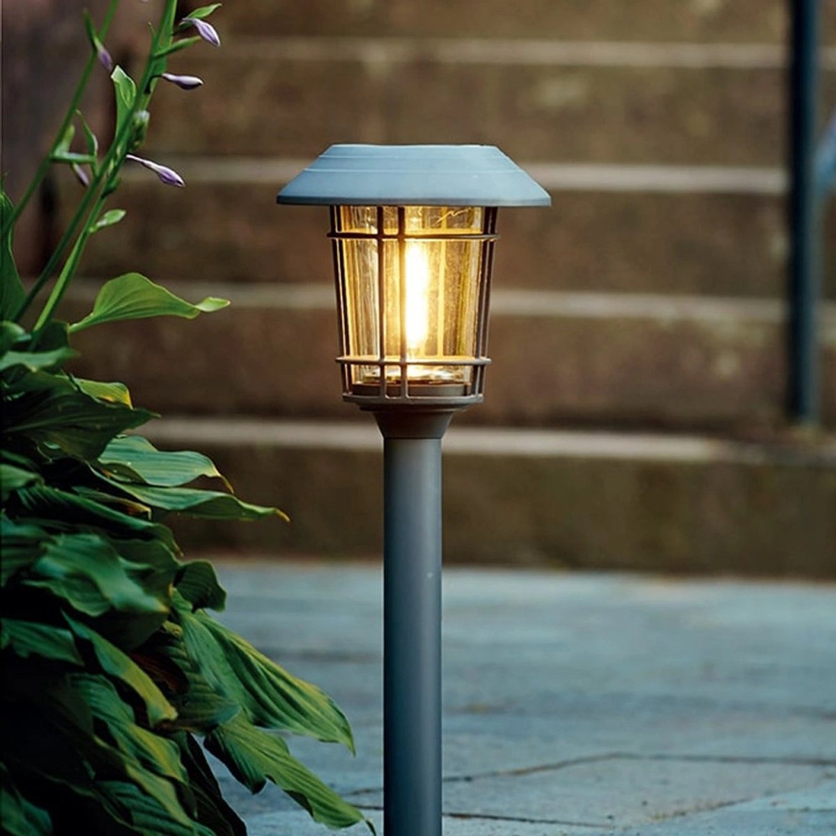 Solar priklamp buiten 'Avenue' - Warm wit licht - Padverlichting op zonne-energie - Buitenlamp - Metaal - Zwart - Solar tuinverlichting