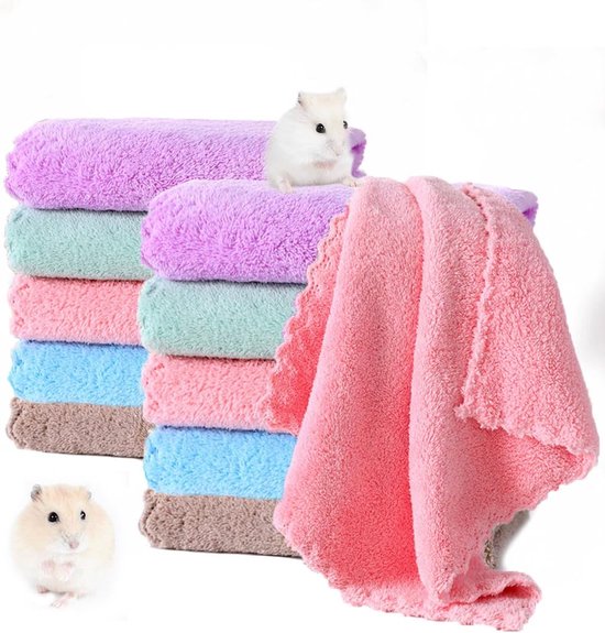 Stapel zachte, pluizige handdoeken in pastelkleuren: paars, lichtgroen, roze, blauw en bruin. Een roze handdoek is vooraan uitgevouwen.