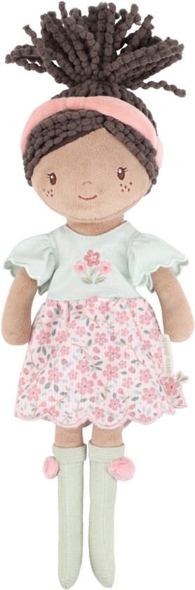 Staande pop met bruin kroeshaar, roze hoofdband, mintgroen shirtje met bloemen, bloemige rok en mintgroene sokjes.