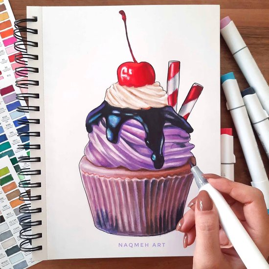 Een hand kleurt een gedetailleerde cupcake met paarse frosting en een rode kers met een Ohuhu marker.