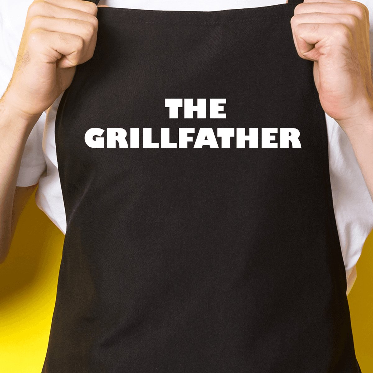 Zwart keukenschort / BBQ-schort met tekst | The Grillfather | Katoen - One size - Verstelbaar - Wasbaar - Cadeau voor hem - Vaderdag - Gratis verzending - Cadeau voor Kerst & sinterklaas | Incl. 2 jaar garantie