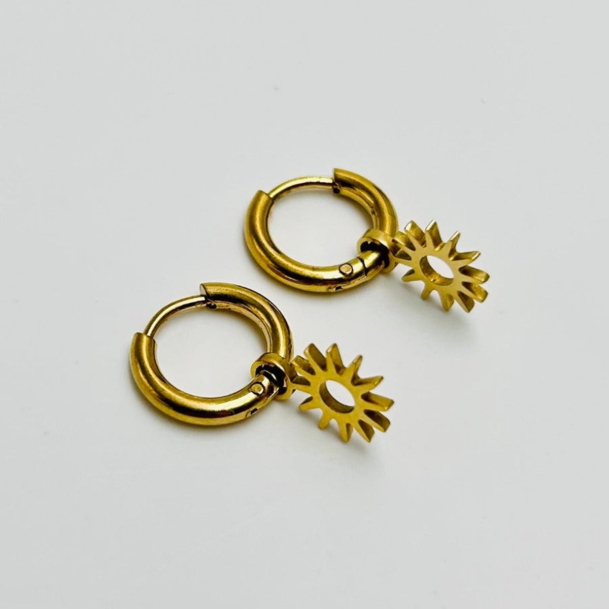 Gouden Hoepels met Zonvormige Bedel – Zomerse Look | Twinolo