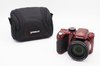 Rode Kodak PIXPRO AZ425 compactcamera en zwarte Starblitz cameratas naast elkaar.