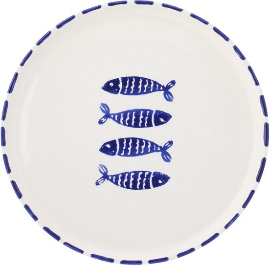 Assiette ronde en céramique blanche avec quatre poissons bleus et un bord rayé.