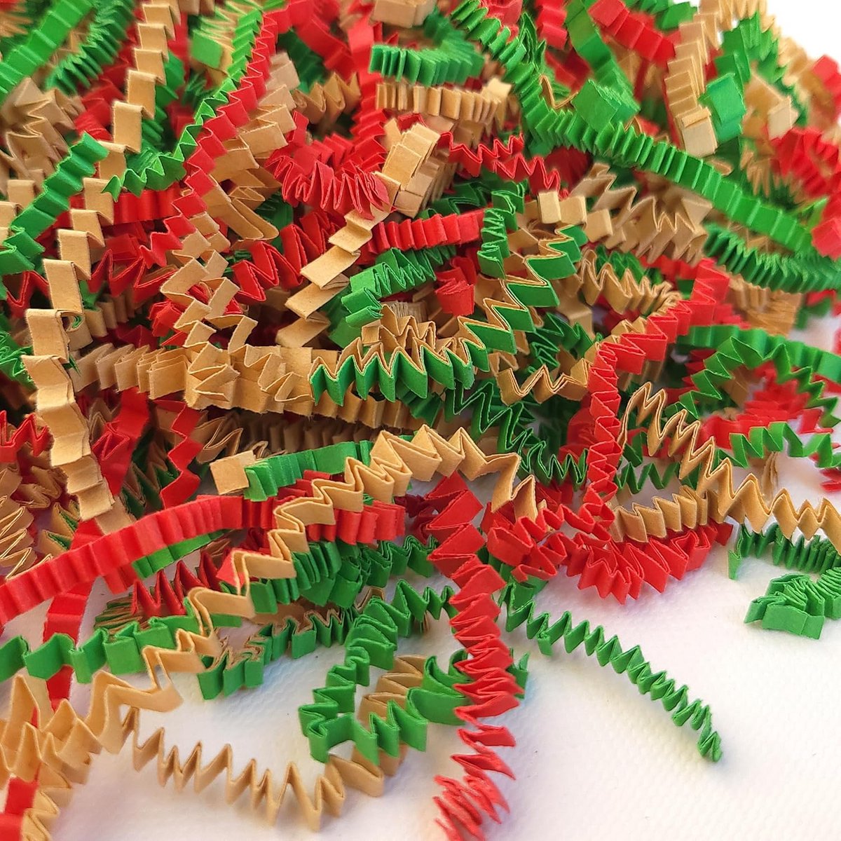 Versnipperd Opvulmateriaal voor Cadeaumanden en Dozen - Rood, Groen & Kraft Mix (0,5 kg)